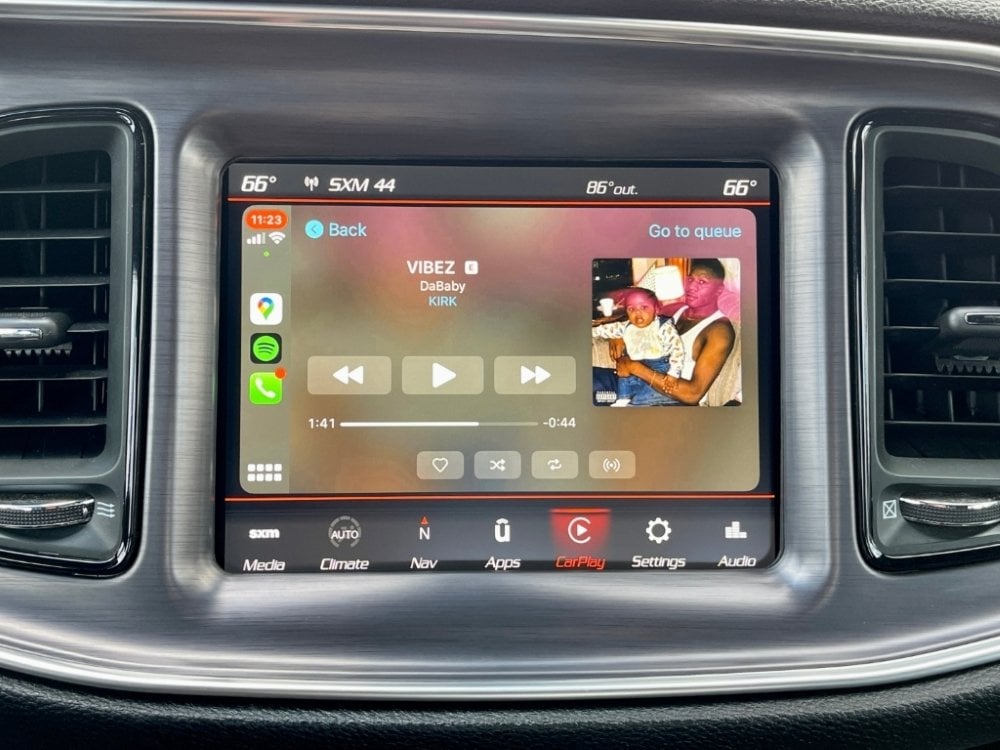 UAQ navigation radio Apple CarPlay Android Auto display